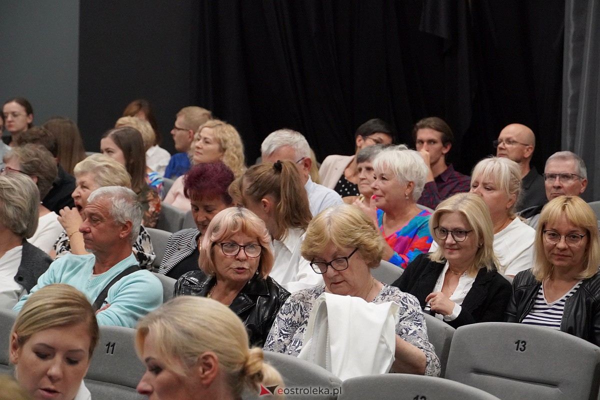 Spektakl „Śluby panieńskie” Aleksandra Fredry w Multimedialnym Centrum Natura w Ostrołęce [24.09.2023] - zdjęcie #77 - eOstroleka.pl