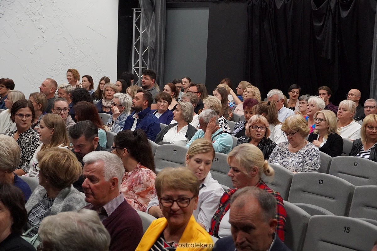 Spektakl „Śluby panieńskie” Aleksandra Fredry w Multimedialnym Centrum Natura w Ostrołęce [24.09.2023] - zdjęcie #76 - eOstroleka.pl