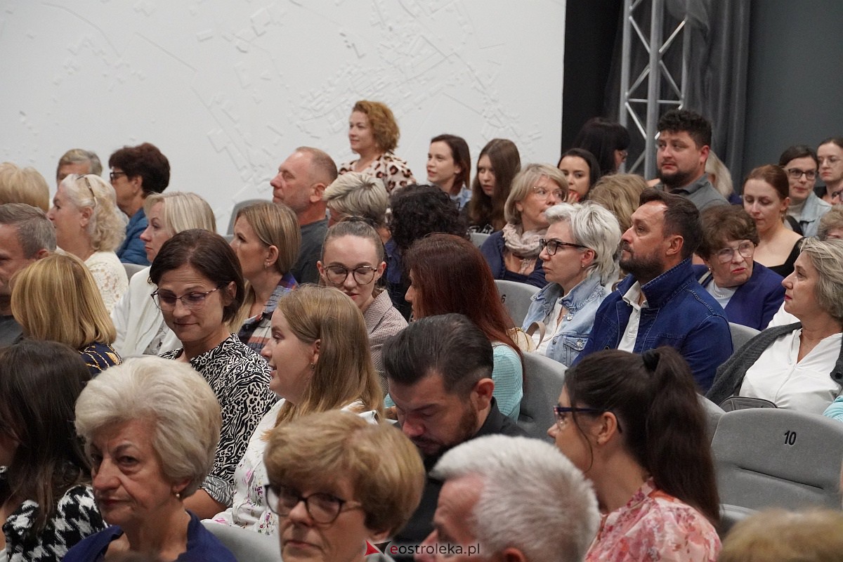 Spektakl „Śluby panieńskie” Aleksandra Fredry w Multimedialnym Centrum Natura w Ostrołęce [24.09.2023] - zdjęcie #75 - eOstroleka.pl