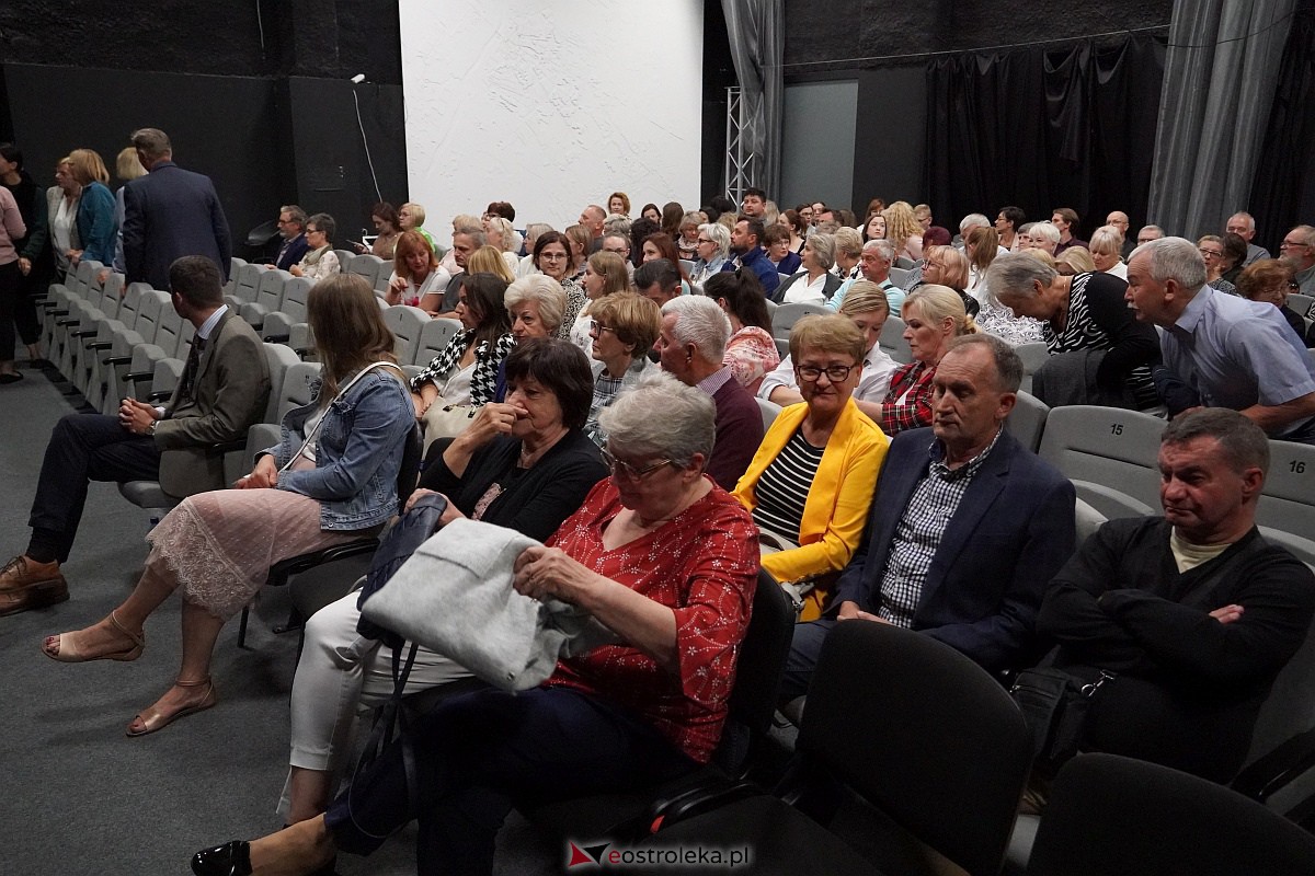 Spektakl „Śluby panieńskie” Aleksandra Fredry w Multimedialnym Centrum Natura w Ostrołęce [24.09.2023] - zdjęcie #74 - eOstroleka.pl