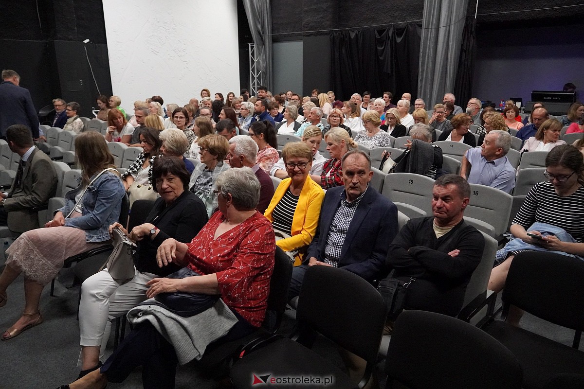 Spektakl „Śluby panieńskie” Aleksandra Fredry w Multimedialnym Centrum Natura w Ostrołęce [24.09.2023] - zdjęcie #73 - eOstroleka.pl