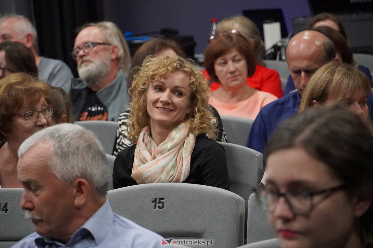 Spektakl „Śluby panieńskie” Aleksandra Fredry w Multimedialnym Centrum Natura w Ostrołęce [24.09.2023] - zdjęcie #72 - eOstroleka.pl