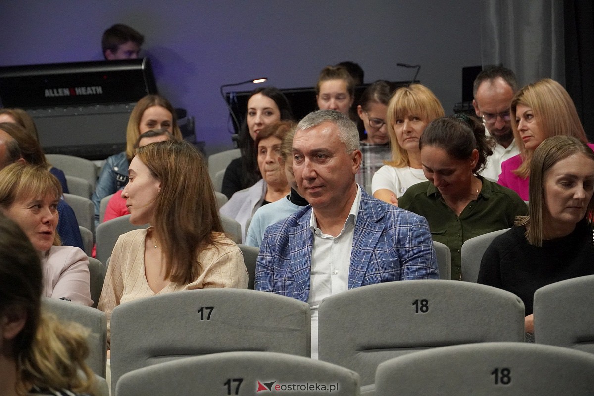 Spektakl „Śluby panieńskie” Aleksandra Fredry w Multimedialnym Centrum Natura w Ostrołęce [24.09.2023] - zdjęcie #71 - eOstroleka.pl