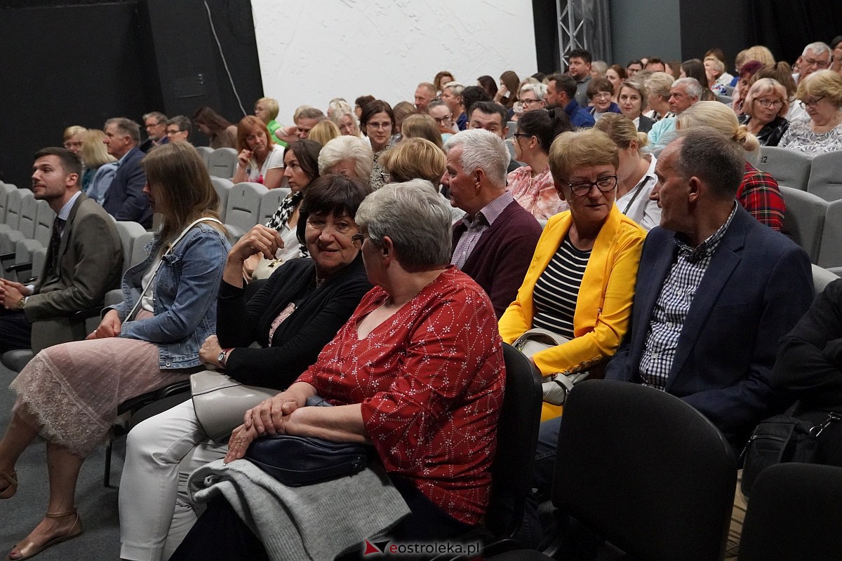 Spektakl „Śluby panieńskie” Aleksandra Fredry w Multimedialnym Centrum Natura w Ostrołęce [24.09.2023] - zdjęcie #70 - eOstroleka.pl