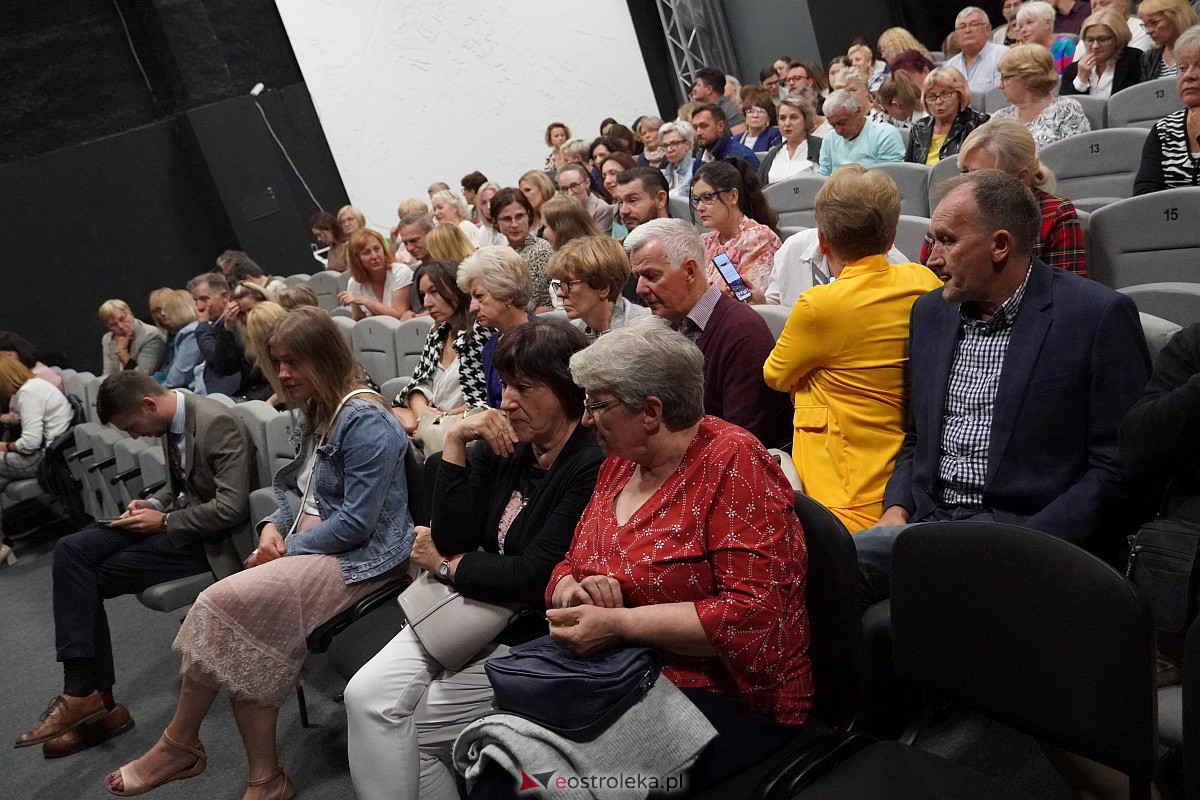 Spektakl „Śluby panieńskie” Aleksandra Fredry w Multimedialnym Centrum Natura w Ostrołęce [24.09.2023] - zdjęcie #69 - eOstroleka.pl