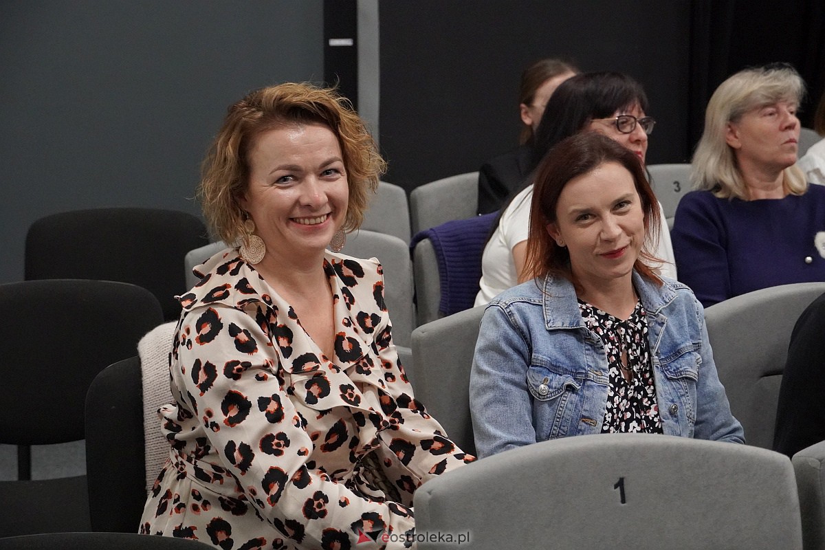Spektakl „Śluby panieńskie” Aleksandra Fredry w Multimedialnym Centrum Natura w Ostrołęce [24.09.2023] - zdjęcie #68 - eOstroleka.pl