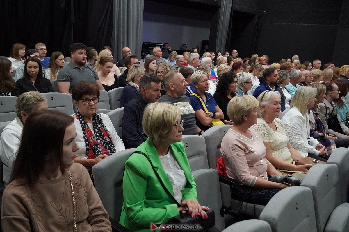 Spektakl „Śluby panieńskie” Aleksandra Fredry w Multimedialnym Centrum Natura w Ostrołęce [24.09.2023] - zdjęcie #67 - eOstroleka.pl