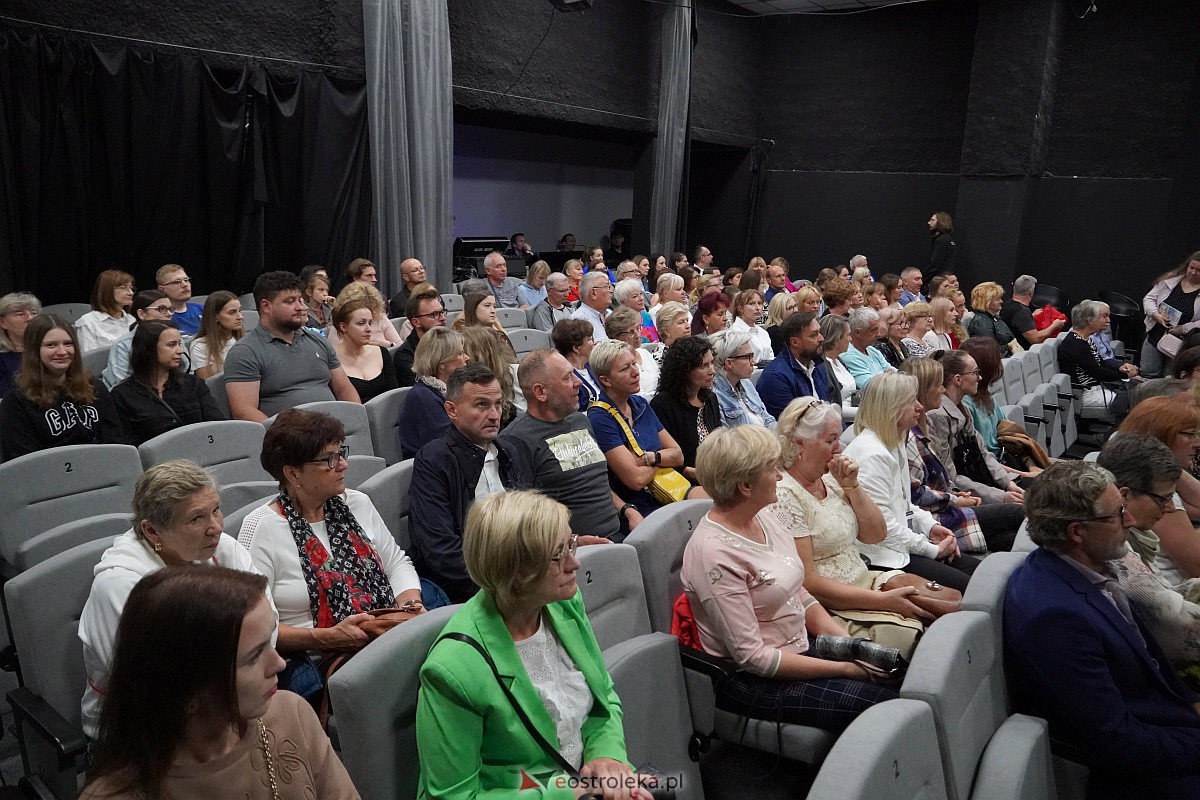 Spektakl „Śluby panieńskie” Aleksandra Fredry w Multimedialnym Centrum Natura w Ostrołęce [24.09.2023] - zdjęcie #66 - eOstroleka.pl