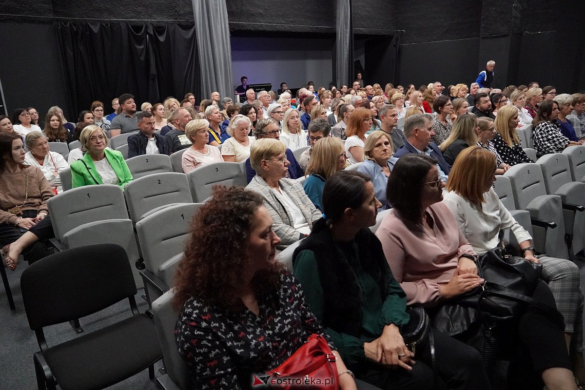 Spektakl „Śluby panieńskie” Aleksandra Fredry w Multimedialnym Centrum Natura w Ostrołęce [24.09.2023] - zdjęcie #65 - eOstroleka.pl