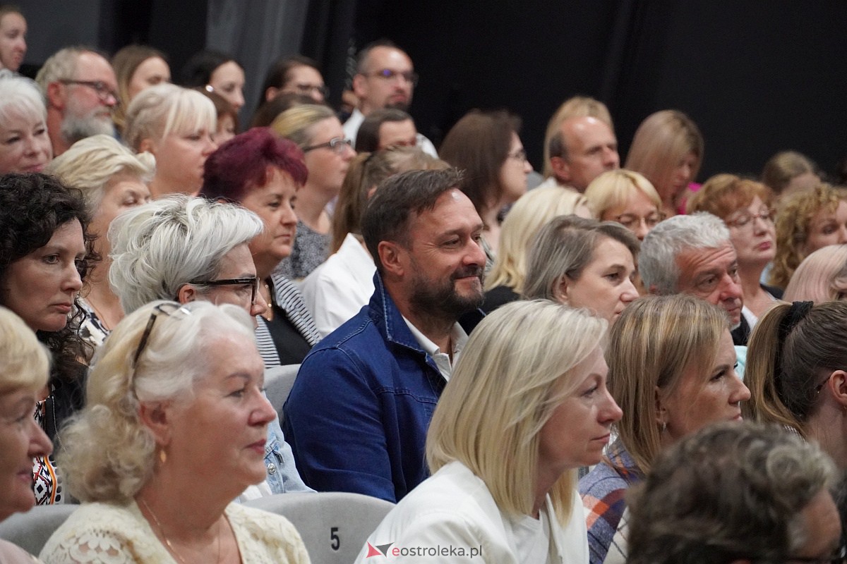 Spektakl „Śluby panieńskie” Aleksandra Fredry w Multimedialnym Centrum Natura w Ostrołęce [24.09.2023] - zdjęcie #64 - eOstroleka.pl