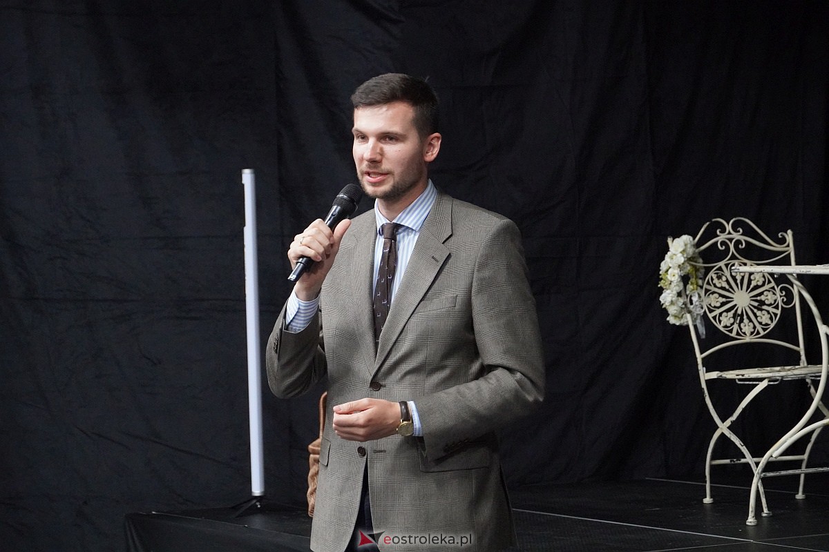 Spektakl „Śluby panieńskie” Aleksandra Fredry w Multimedialnym Centrum Natura w Ostrołęce [24.09.2023] - zdjęcie #62 - eOstroleka.pl