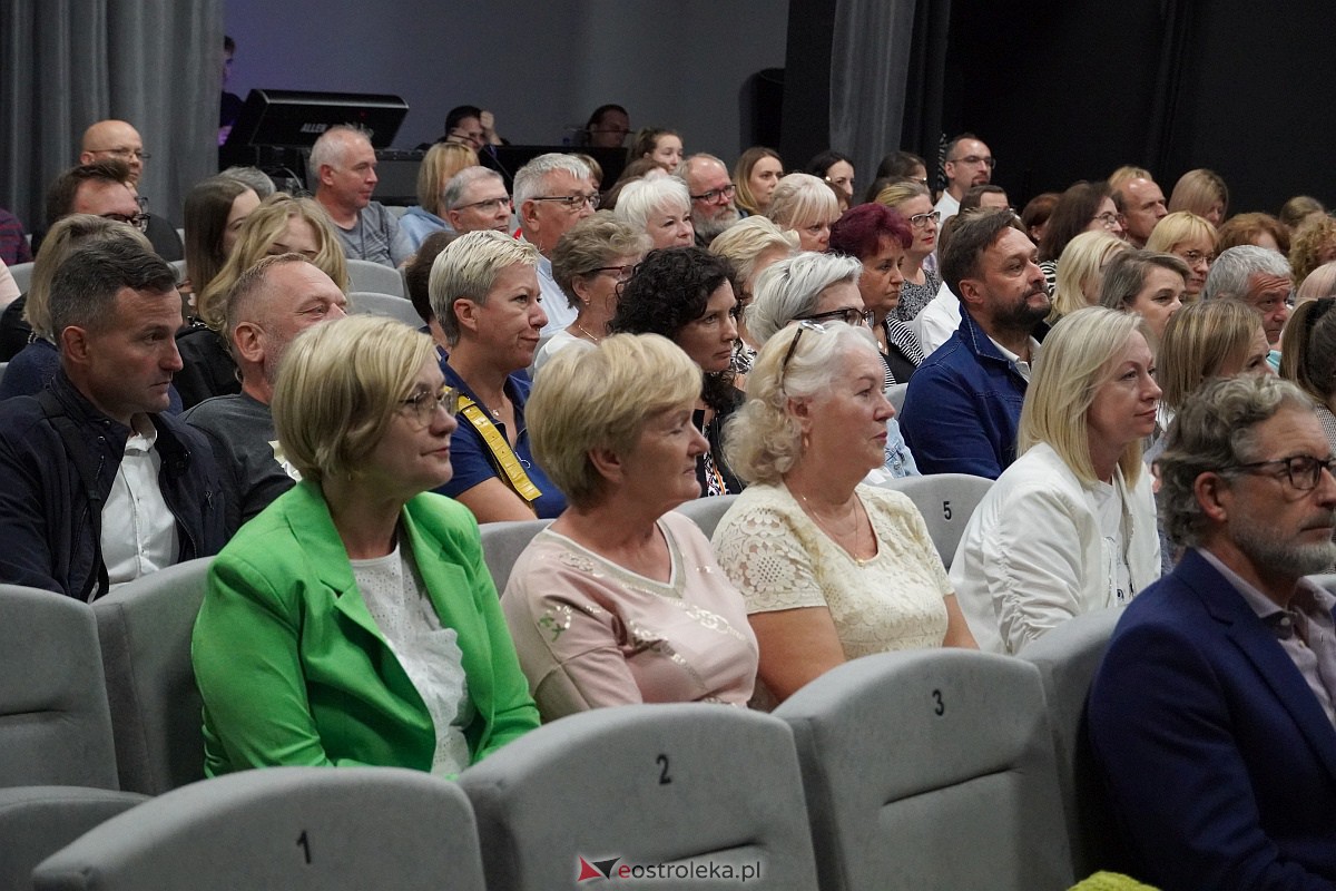 Spektakl „Śluby panieńskie” Aleksandra Fredry w Multimedialnym Centrum Natura w Ostrołęce [24.09.2023] - zdjęcie #61 - eOstroleka.pl