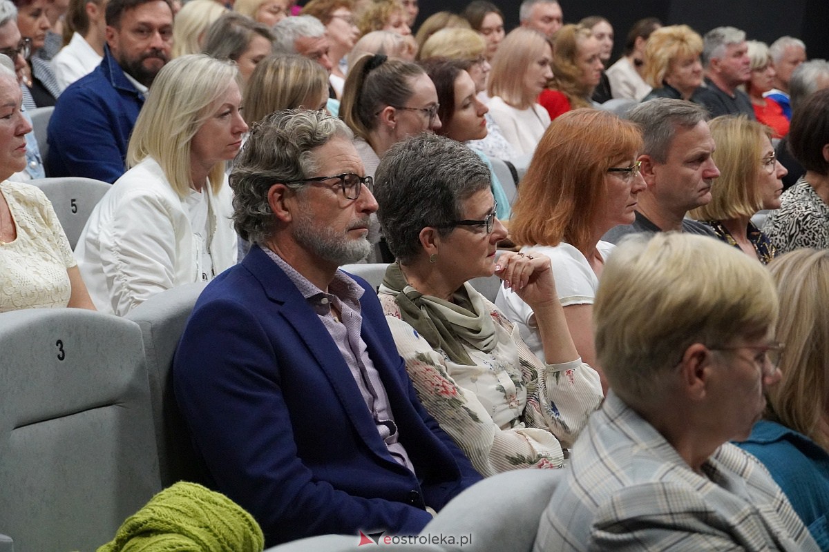 Spektakl „Śluby panieńskie” Aleksandra Fredry w Multimedialnym Centrum Natura w Ostrołęce [24.09.2023] - zdjęcie #60 - eOstroleka.pl