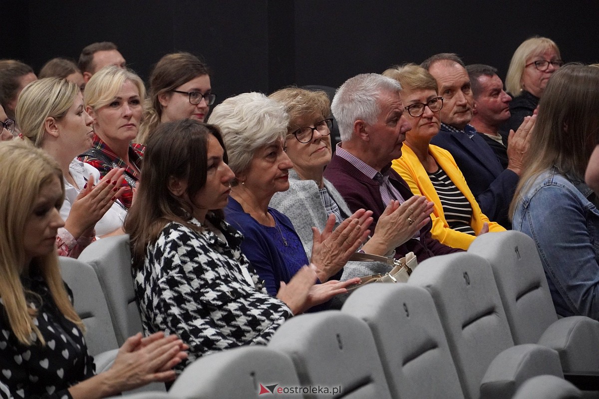 Spektakl „Śluby panieńskie” Aleksandra Fredry w Multimedialnym Centrum Natura w Ostrołęce [24.09.2023] - zdjęcie #59 - eOstroleka.pl