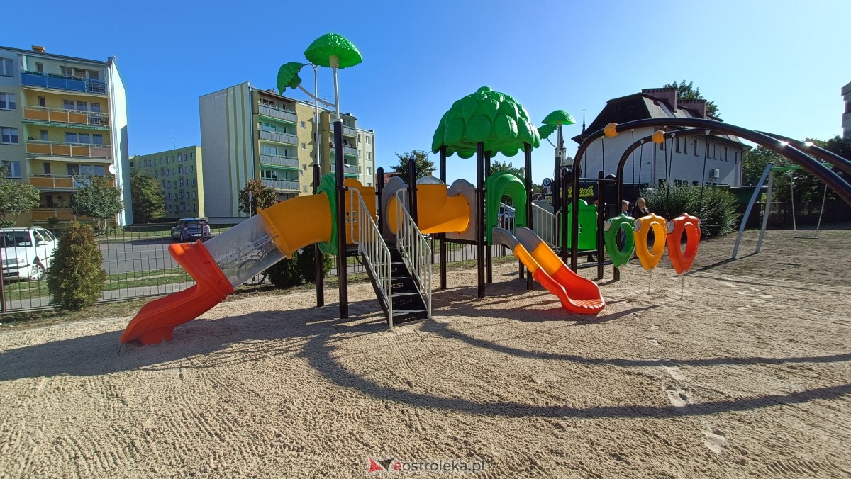 Odbiór placu zabaw na osiedlu Centrum [25.09.2023] - zdjęcie #16 - eOstroleka.pl