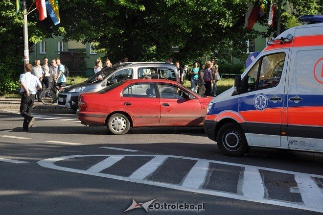 Potrącenie motorowerzysty na skrzyżowaniu 11 Listopada i Inwalidów Wojennych (26.05.2011) - zdjęcie #1 - eOstroleka.pl