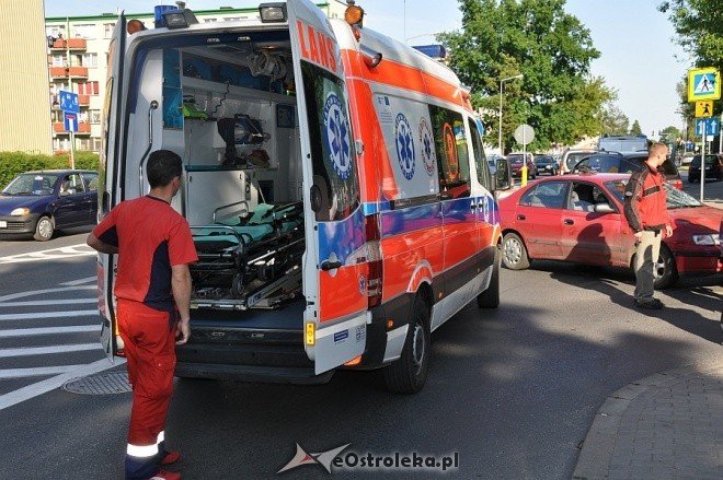 Potrącenie motorowerzysty na skrzyżowaniu 11 Listopada i Inwalidów Wojennych (26.05.2011) - zdjęcie #3 - eOstroleka.pl