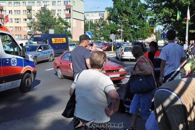 Potrącenie motorowerzysty na skrzyżowaniu 11 Listopada i Inwalidów Wojennych (26.05.2011) - zdjęcie #4 - eOstroleka.pl