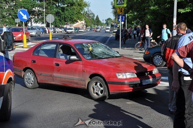 Potrącenie motorowerzysty na skrzyżowaniu 11 Listopada i Inwalidów Wojennych (26.05.2011) - zdjęcie #5 - eOstroleka.pl