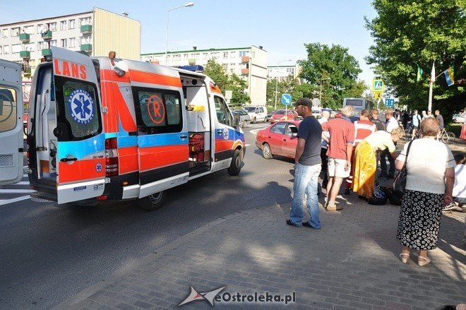 Potrącenie motorowerzysty na skrzyżowaniu 11 Listopada i Inwalidów Wojennych (26.05.2011) - zdjęcie #7 - eOstroleka.pl
