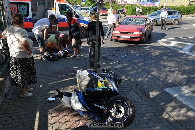 Potrącenie motorowerzysty na skrzyżowaniu 11 Listopada i Inwalidów Wojennych (26.05.2011) - zdjęcie #11 - eOstroleka.pl