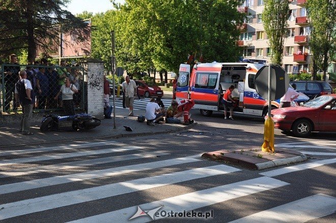 Potrącenie motorowerzysty na skrzyżowaniu 11 Listopada i Inwalidów Wojennych (26.05.2011) - zdjęcie #14 - eOstroleka.pl