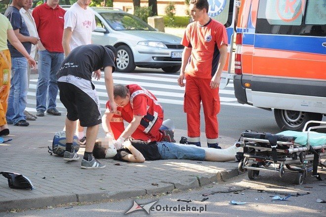 Potrącenie motorowerzysty na skrzyżowaniu 11 Listopada i Inwalidów Wojennych (26.05.2011) - zdjęcie #18 - eOstroleka.pl