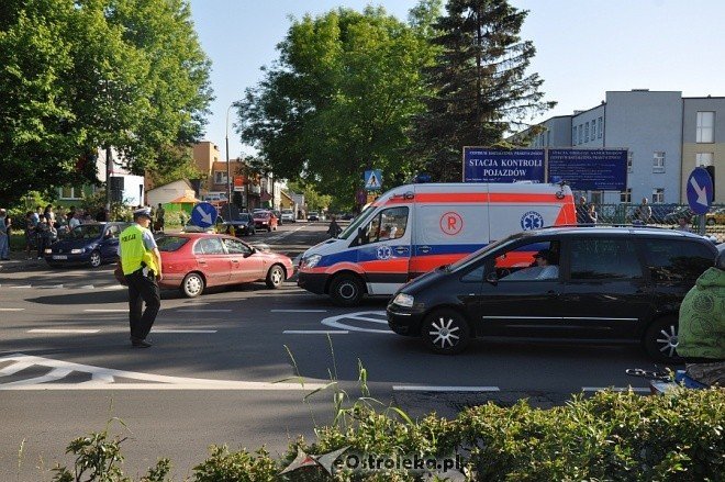 Potrącenie motorowerzysty na skrzyżowaniu 11 Listopada i Inwalidów Wojennych (26.05.2011) - zdjęcie #26 - eOstroleka.pl
