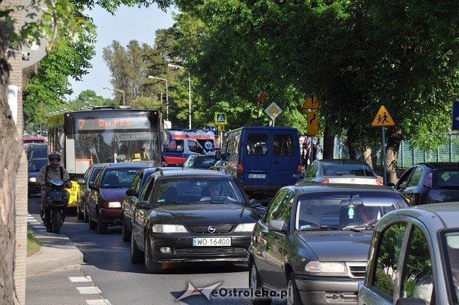 Potrącenie motorowerzysty na skrzyżowaniu 11 Listopada i Inwalidów Wojennych (26.05.2011) - zdjęcie #28 - eOstroleka.pl