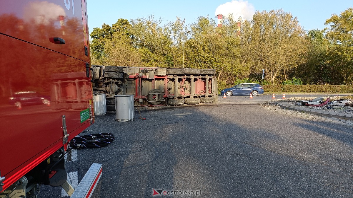 Wypadek na rondzie V Pułku Ułanów Zasławskich w Ostrołęce [26.09.2023] - zdjęcie #16 - eOstroleka.pl