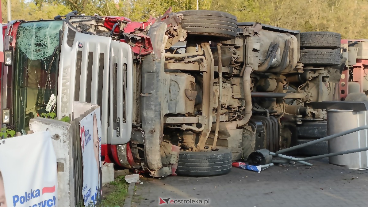 Wypadek na rondzie V Pułku Ułanów Zasławskich w Ostrołęce [26.09.2023] - zdjęcie #14 - eOstroleka.pl