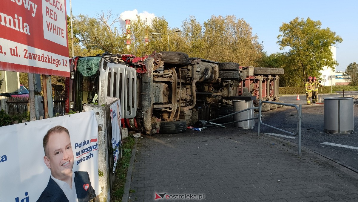Wypadek na rondzie V Pułku Ułanów Zasławskich w Ostrołęce [26.09.2023] - zdjęcie #7 - eOstroleka.pl