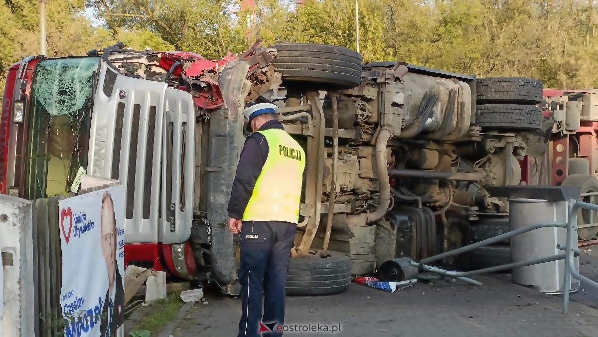 Wypadek na rondzie V Pułku Ułanów Zasławskich w Ostrołęce [26.09.2023] - zdjęcie #10 - eOstroleka.pl