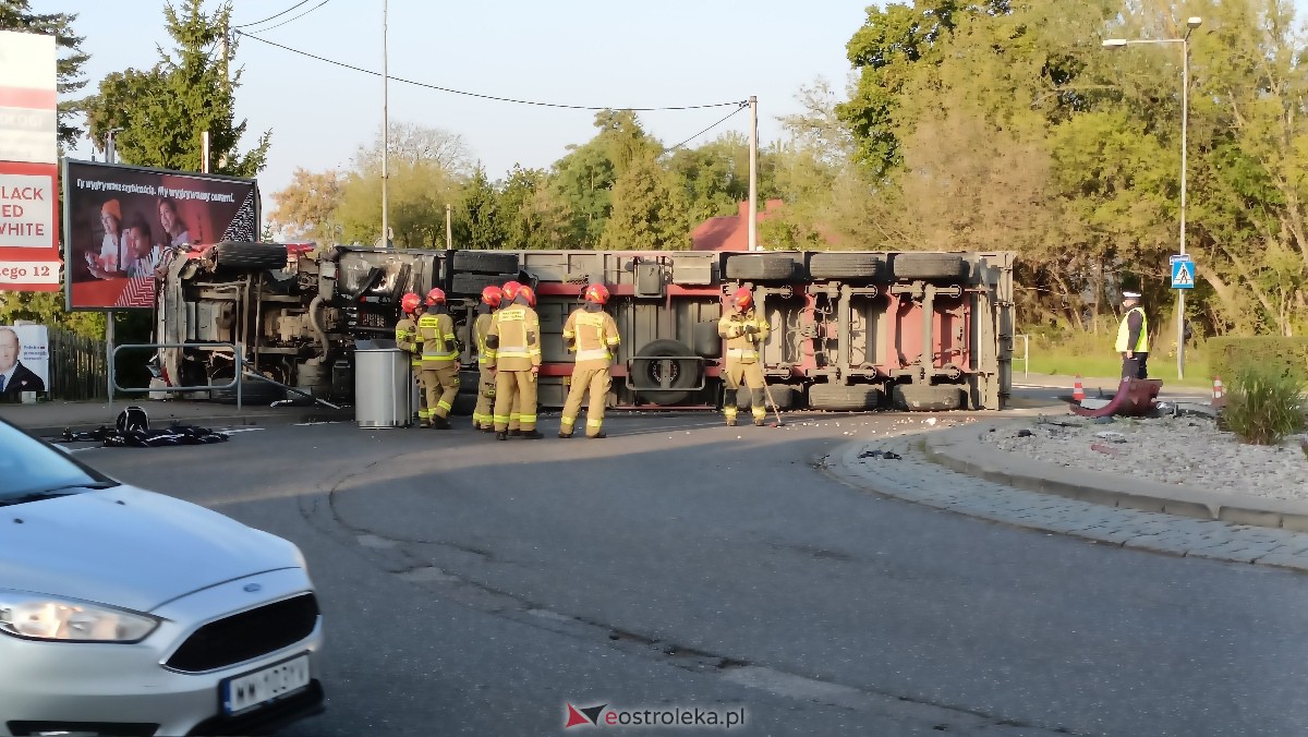 Wypadek na rondzie V Pułku Ułanów Zasławskich w Ostrołęce [26.09.2023] - zdjęcie #8 - eOstroleka.pl