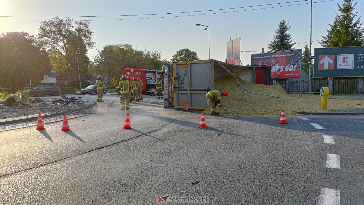 Wypadek na rondzie V Pułku Ułanów Zasławskich w Ostrołęce [26.09.2023] - zdjęcie #6 - eOstroleka.pl