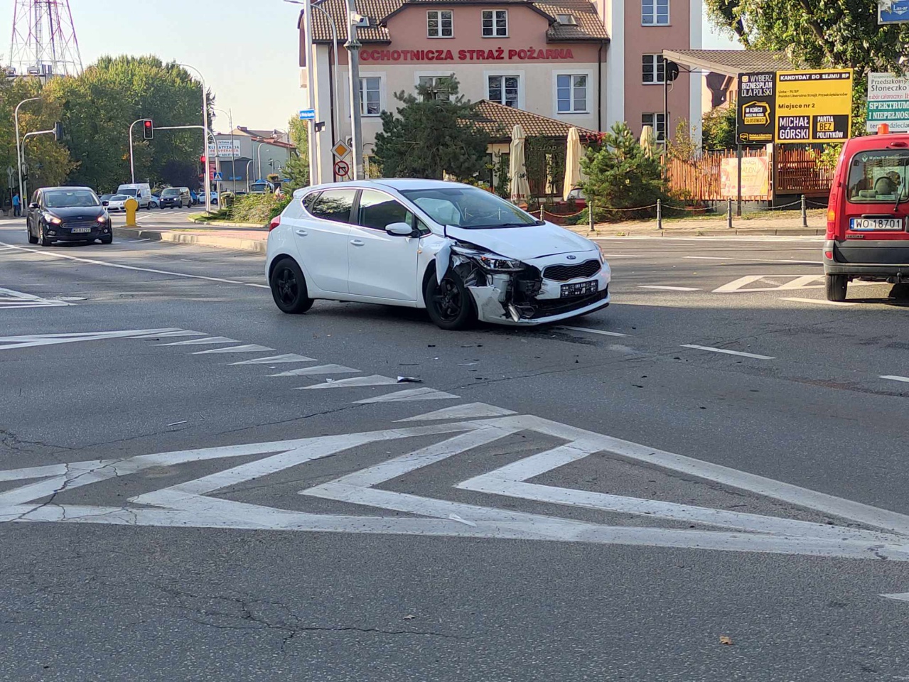 Kraksa na ruchliwym skrzyżowaniu w centrum Ostrołęki [27.09.2023] - zdjęcie #10 - eOstroleka.pl