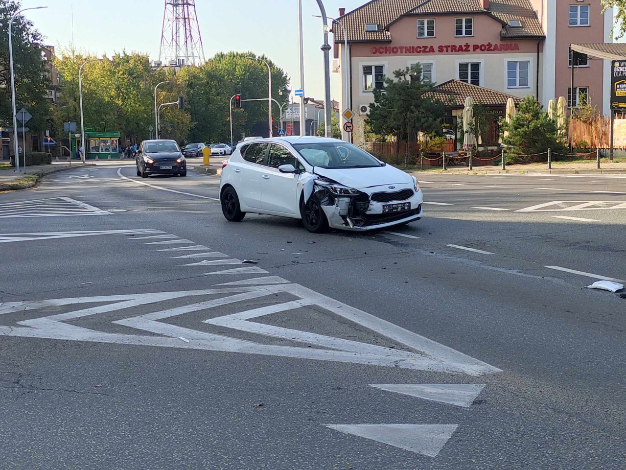 Kraksa na ruchliwym skrzyżowaniu w centrum Ostrołęki [27.09.2023] - zdjęcie #9 - eOstroleka.pl