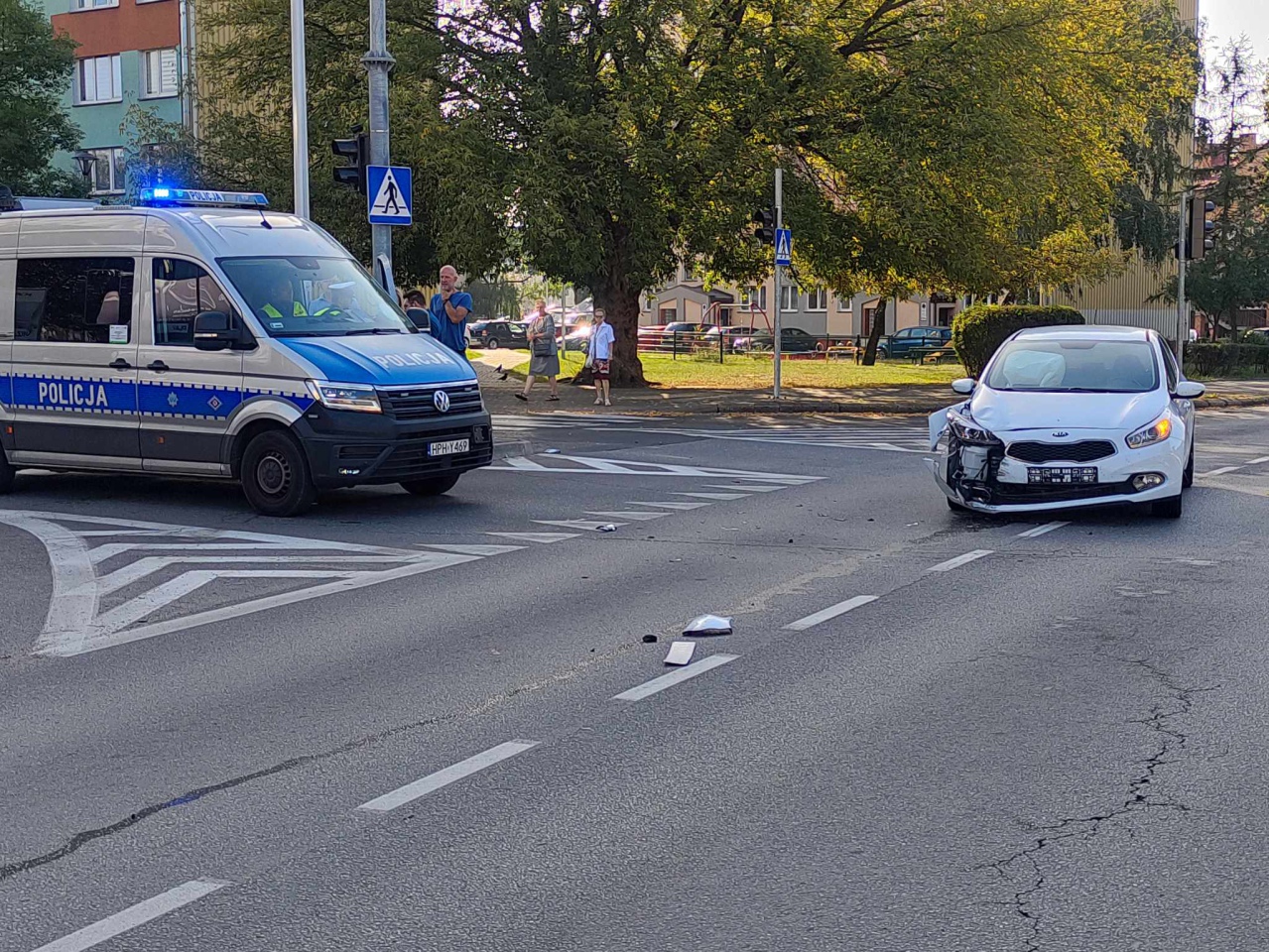 Kraksa na ruchliwym skrzyżowaniu w centrum Ostrołęki [27.09.2023] - zdjęcie #8 - eOstroleka.pl