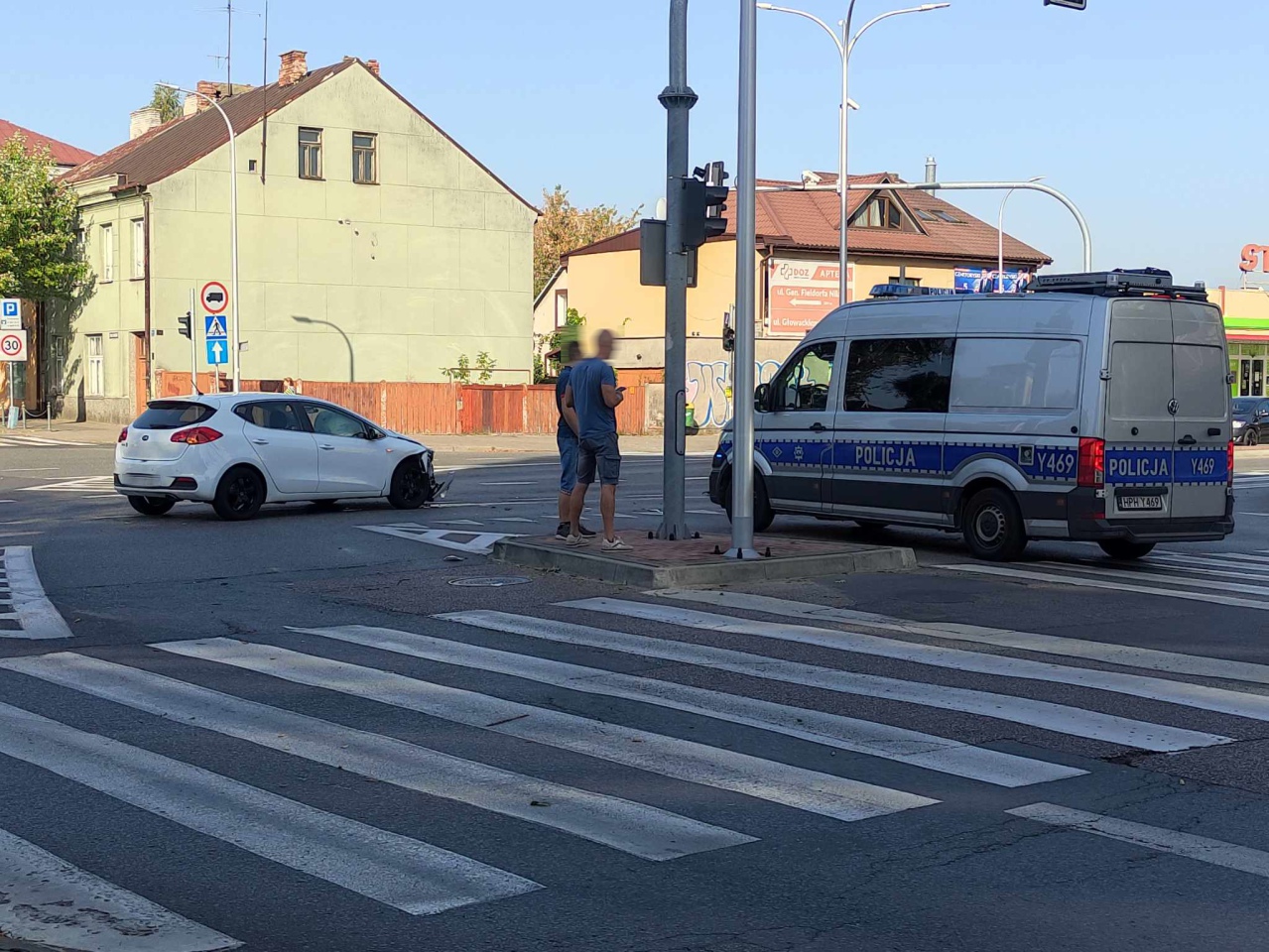 Kraksa na ruchliwym skrzyżowaniu w centrum Ostrołęki [27.09.2023] - zdjęcie #7 - eOstroleka.pl