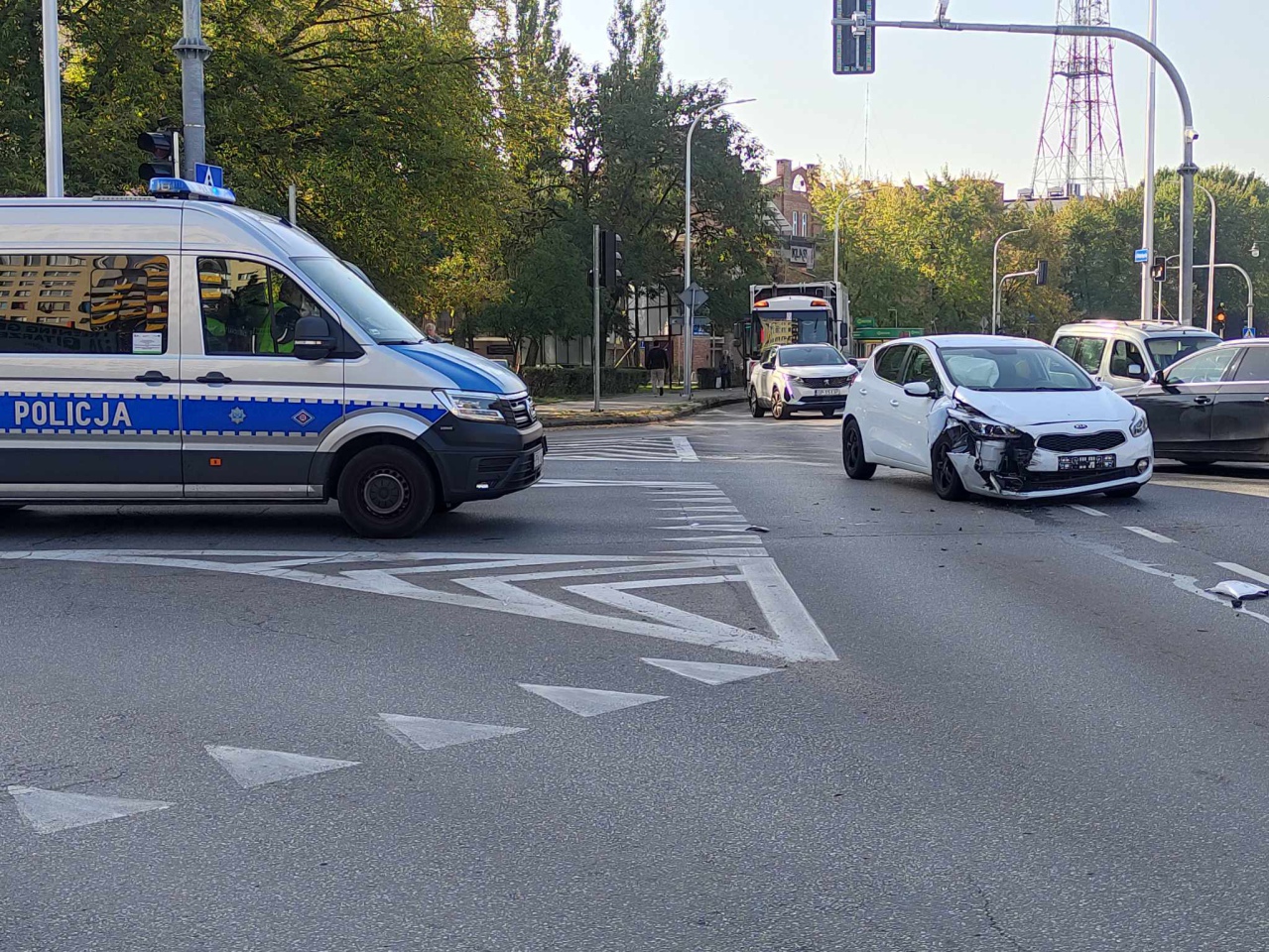 Kraksa na ruchliwym skrzyżowaniu w centrum Ostrołęki [27.09.2023] - zdjęcie #6 - eOstroleka.pl