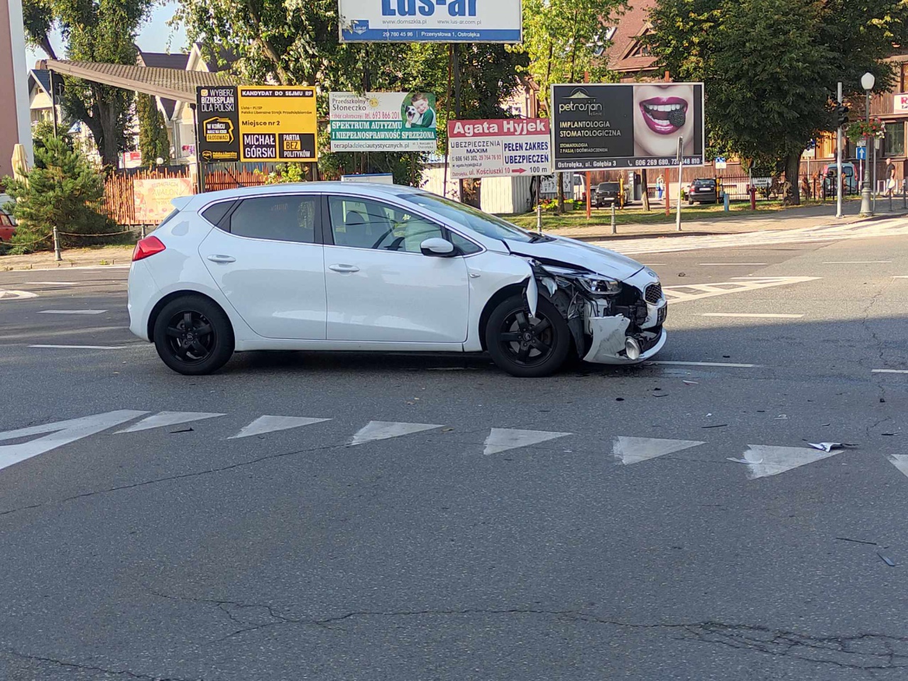 Kraksa na ruchliwym skrzyżowaniu w centrum Ostrołęki [27.09.2023] - zdjęcie #4 - eOstroleka.pl
