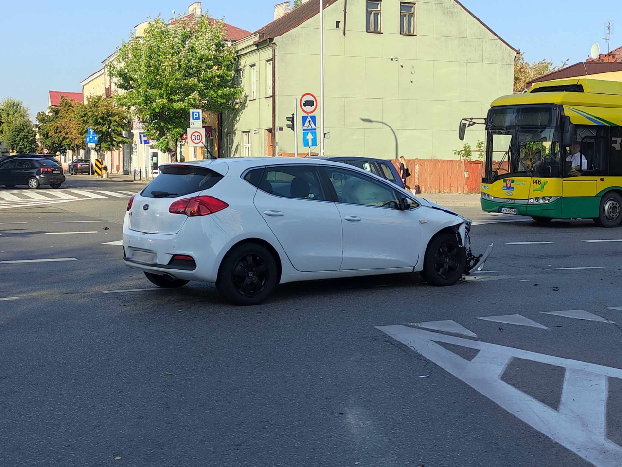 Kraksa na ruchliwym skrzyżowaniu w centrum Ostrołęki [27.09.2023] - zdjęcie #3 - eOstroleka.pl