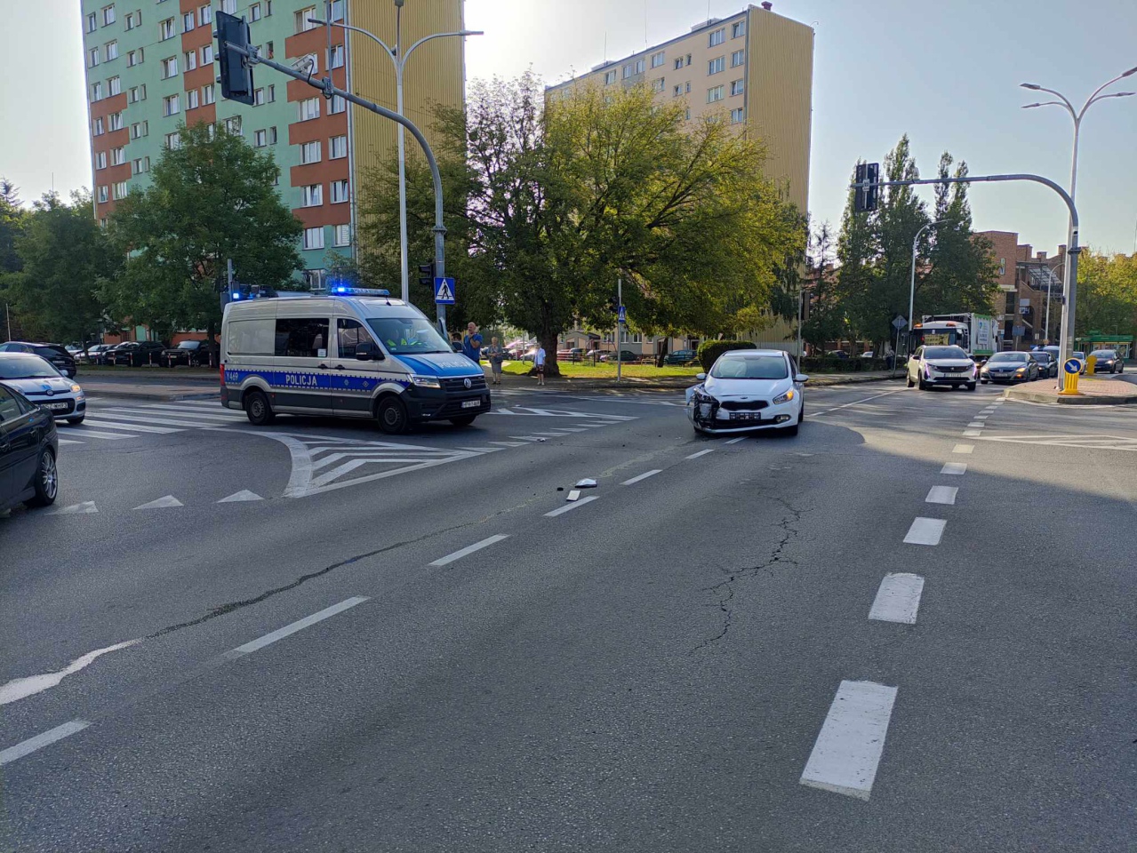 Kraksa na ruchliwym skrzyżowaniu w centrum Ostrołęki [27.09.2023] - zdjęcie #2 - eOstroleka.pl