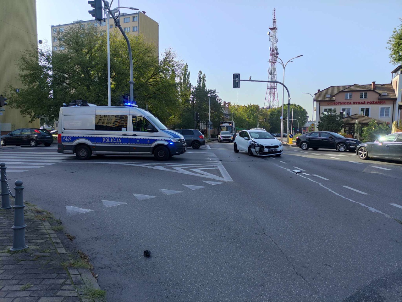 Kraksa na ruchliwym skrzyżowaniu w centrum Ostrołęki [27.09.2023] - zdjęcie #1 - eOstroleka.pl