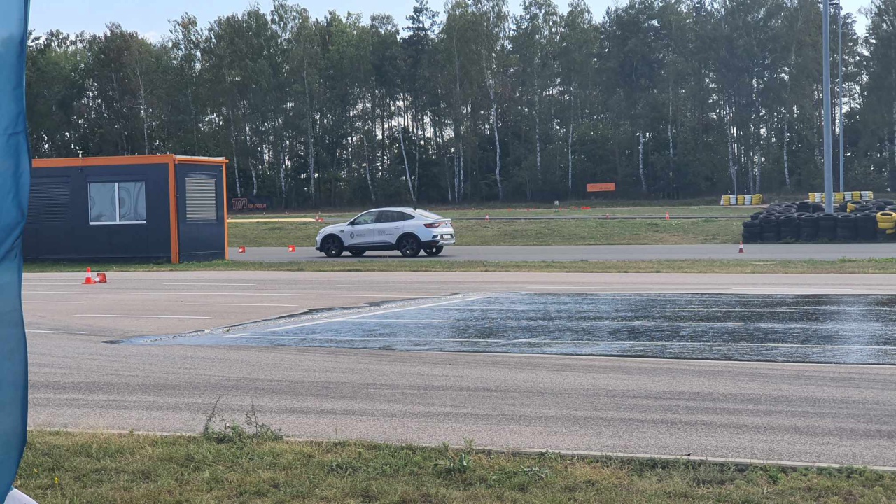 Młodzież z Zespołu Szkół Zawodowych nr 1 szkoliła się na torze Modlin - zdjęcie #4 - eOstroleka.pl