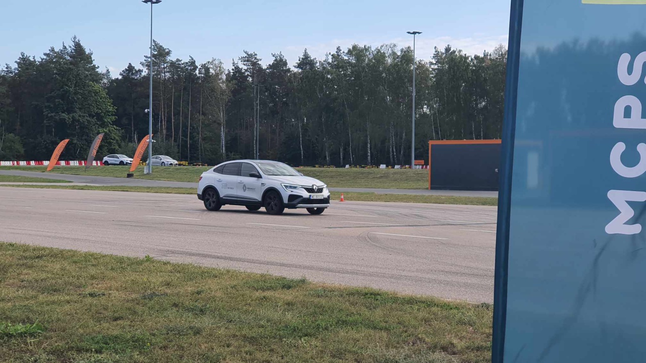 Młodzież z Zespołu Szkół Zawodowych nr 1 szkoliła się na torze Modlin - zdjęcie #3 - eOstroleka.pl