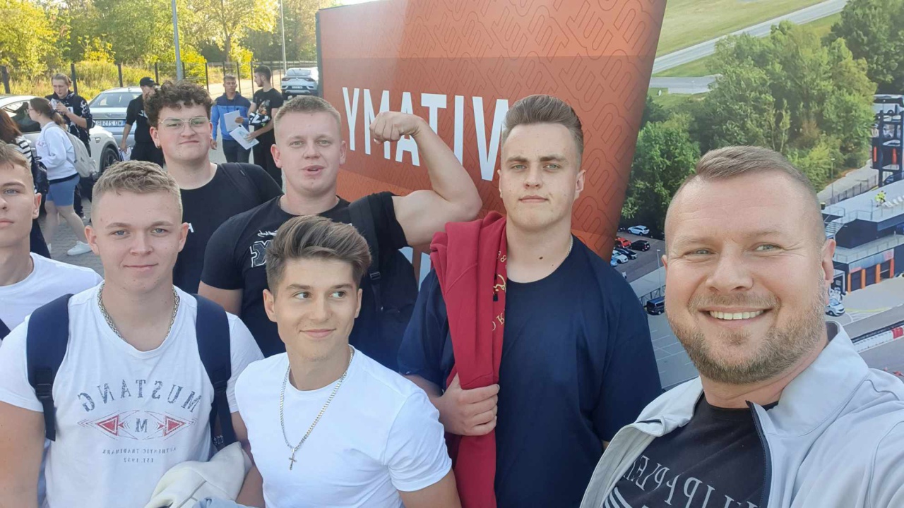 Młodzież z Zespołu Szkół Zawodowych nr 1 szkoliła się na torze Modlin - zdjęcie #1 - eOstroleka.pl