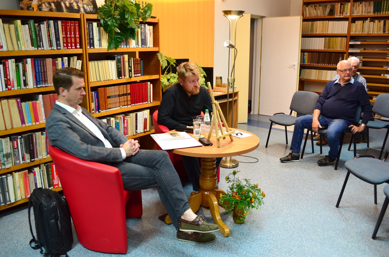 Spotkanie w Miejskiej Bibliotece Publicznej z dr. Michałem Ceglarkiem - zdjęcie #1 - eOstroleka.pl