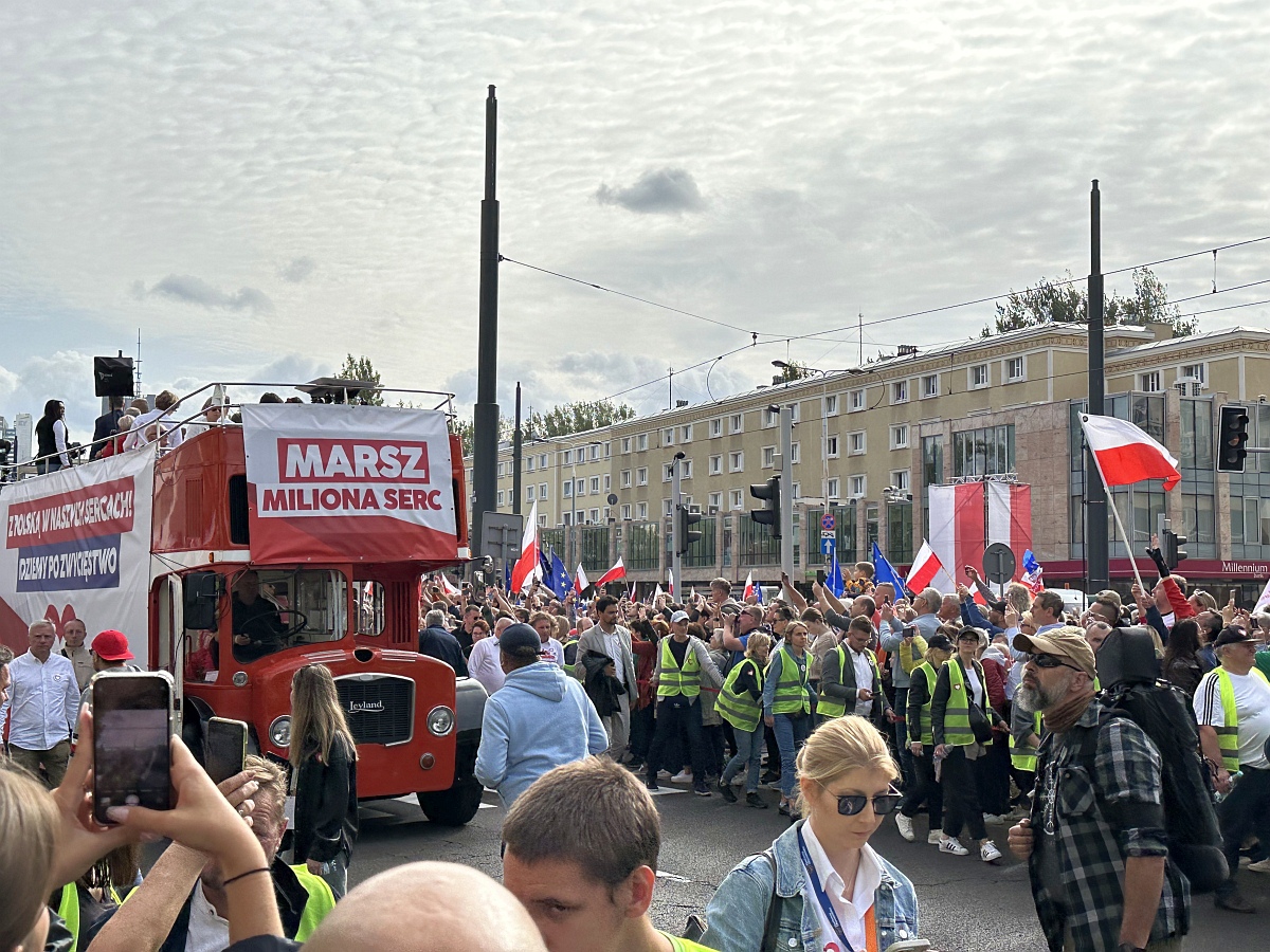Marsz Miliona Serc 2023 [01.10.2023] - zdjęcie #14 - eOstroleka.pl