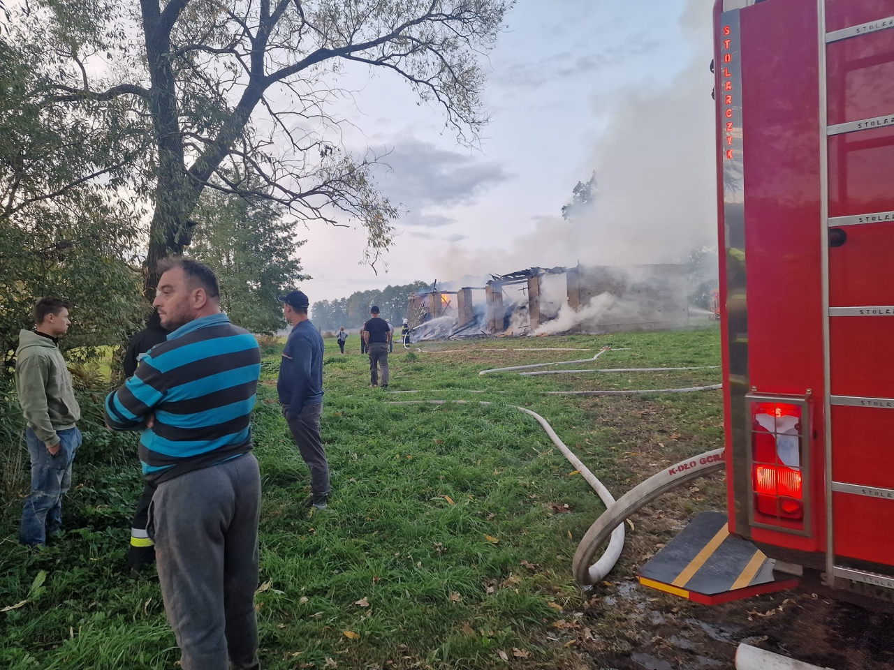Pożar stodoły w miejscowości Krobia [02.10.2023] - zdjęcie #8 - eOstroleka.pl